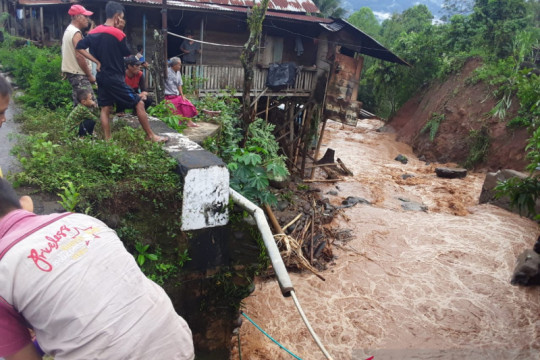 Puluhan rumah warga di Sumatera Selatan rusak dihantam banjir bandang