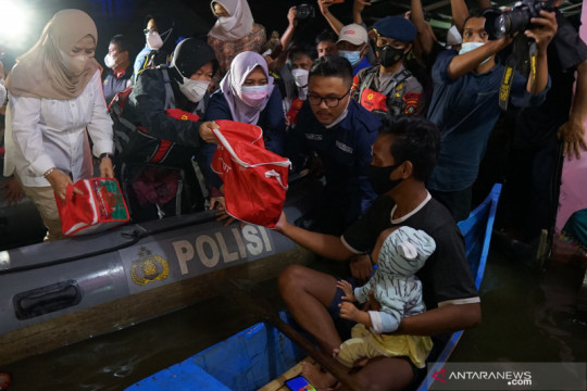 Mensos serahkan bantuan untuk korban banjir Gorontalo