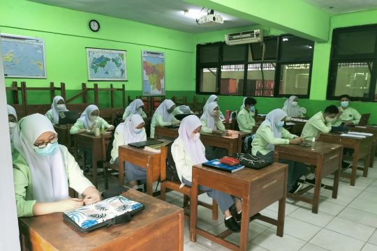 PTM SMKN 35 Jakarta dihentikan sementara karena siswa positif COVID-19