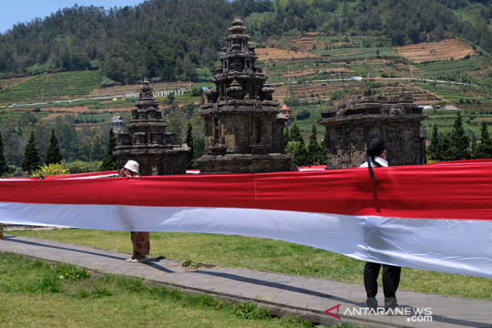 Elemen masyarakat bentangkan Bendera Merah Putih 1.000 meter di Dieng