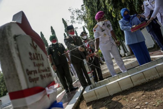 Ziarah makam pahlawan HUT TNI Page 2 Small