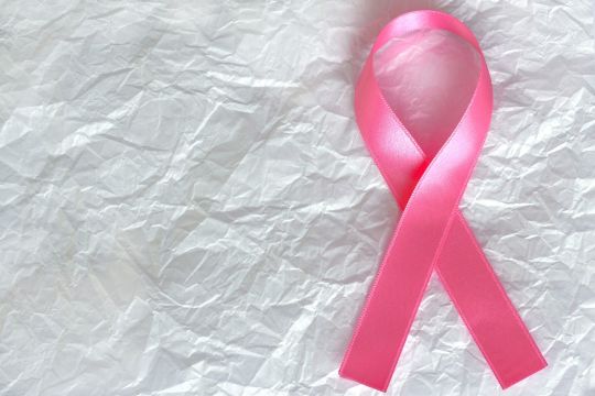 Mengulas faktor risiko, gejala, dan pengobatan kanker payudara