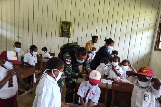 Satgas TNI berikan imunisasi siswa di perbatasan RI-PNG