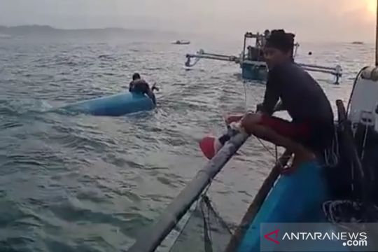 Perahu nelayan asal Sukabumi terbalik di perairan laut Cianjur