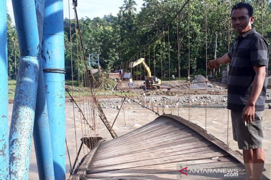 Empat jembatan gantung di OKU Sumsel rusak berat akibat banjir bandang