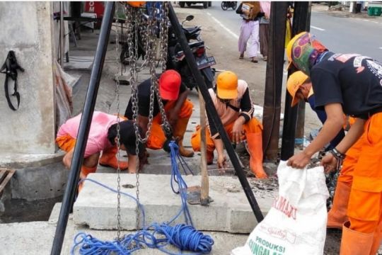 Petugas PPSU angkat 80 karung lumpur-sampah di Cakung Jaktim
