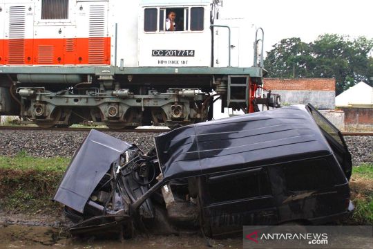 Mobil tertabrak kereta api di Malang