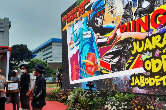 Tiang JLNT Transjakarta depan Mabes Polri dihiasi mural