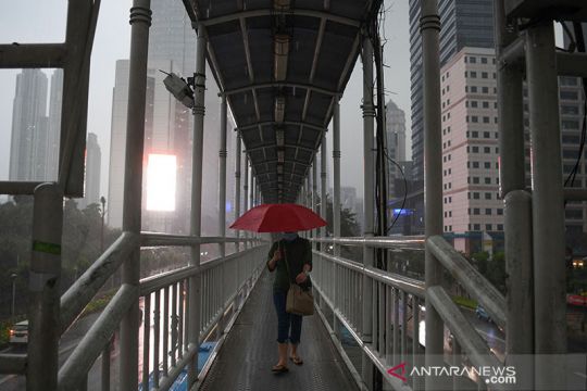 Sebagian Jakarta berpotensi hujan disertai petir dan angin kencang