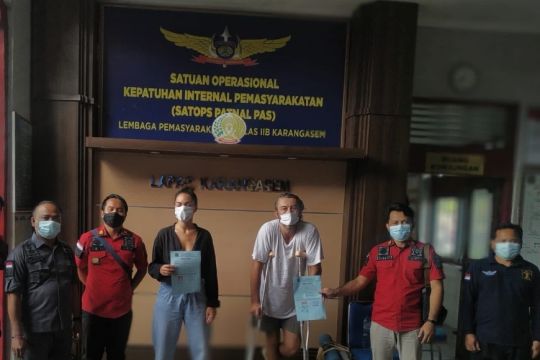 Imigrasi Bali mendeportasi dua WNA pemalsu surat PCR