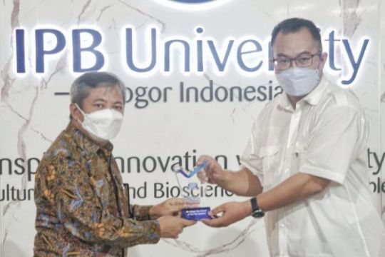 Surveyor Indonesia dan Bureau Veritas serahkan SafeGuard Label ke IPB