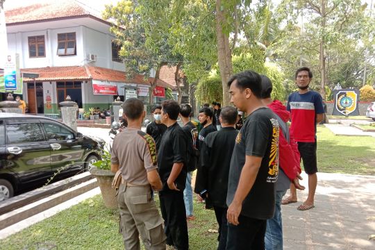 Polisi Tulungagung membubarkan latihan silat karena alasan PPKM