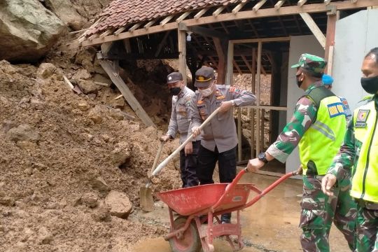 Petugas gabungan bersihkan longsor timpa rumah warga di Trenggalek