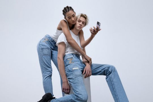 Samsung rilis jeans Z Flip Pocket Denim terinspirasi Galaxy Z Flip 3