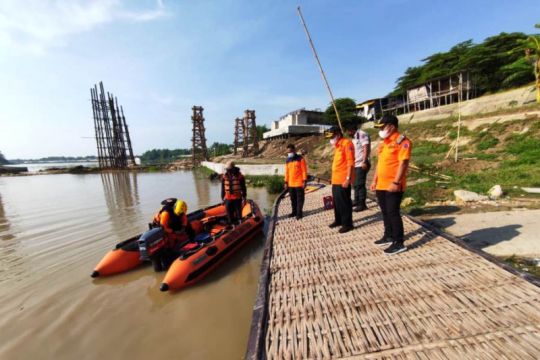 Tim lanjutkan pencarian korban hilang perahu terbalik di Bojonegoro