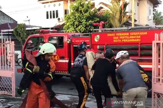 Aksi heroik Brimobda Riau evakuasi lansia stroke dari rumah terbakar