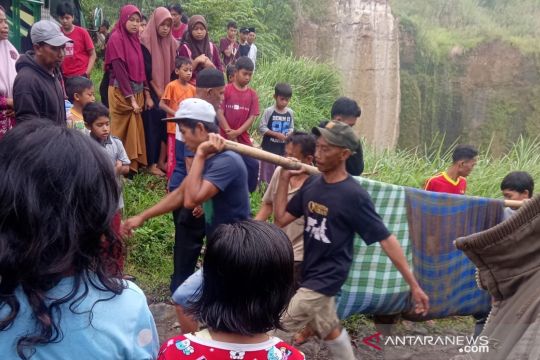 Galian tanah di Sukabumi longsor timbun tiga penambang, satu meninggal