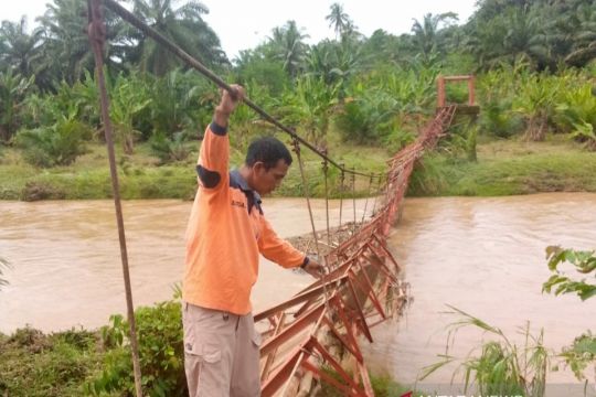 Jembatan di Bengkulu Tengah putus akibat banjir bandang