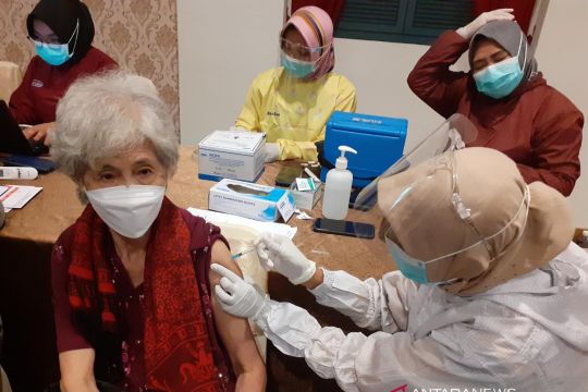 Vaksinasi lansia di Batam masih terkendala penolakan
