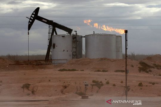 Harga minyak menguat, catat kenaikan mingguan terbesar sejak Agustus
