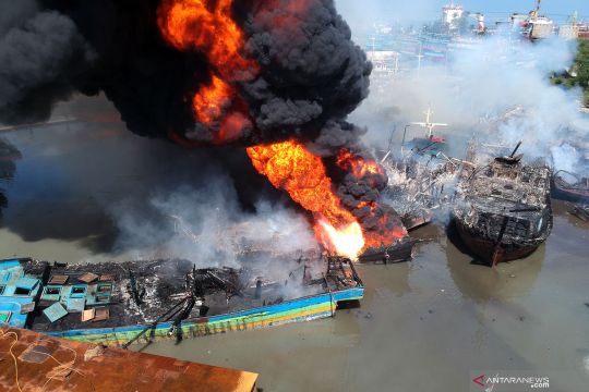 Kapal nelayan terbakar di Pelabuhan Tegal