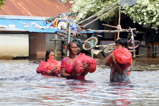 Banjir di Kalbar berangsur surut sejumlah warga kembali ke rumah