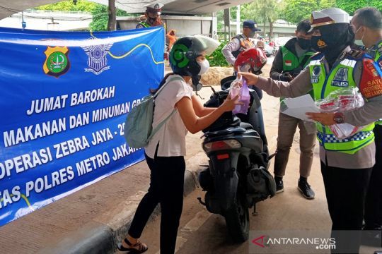 Polisi bagikan sarapan kepada pelanggar Operasi Zebra Jaya di Tomang