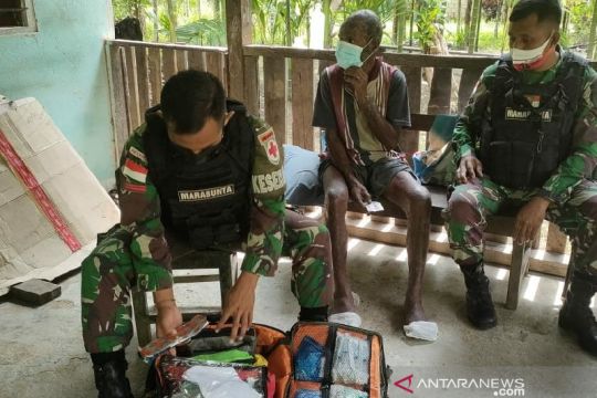 Satgas TNI melayani kesehatan keliling warga perbatasan RI-PNG