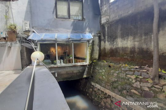 Pemilik siap bongkar bangunan kafe di atas saluran air di Jaksel