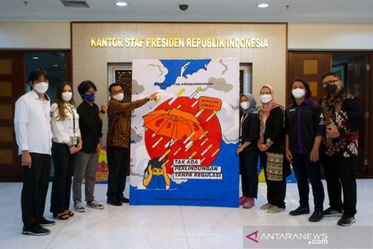 Kompak serahkan mural ke KSP minta Presiden sahkan Revisi PP 109/2012