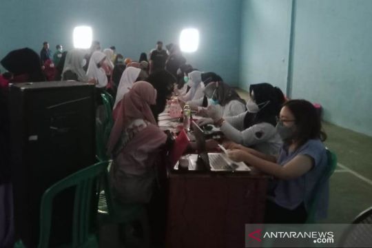 Tenaga medis Cianjur berupaya kejar target vaksinasi meski hari libur