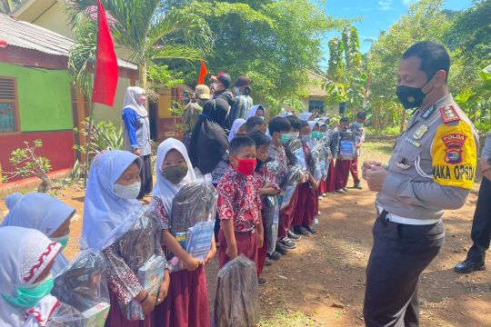 Hari Guru, Ditlantas Polda Lampung sambangi guru di Pulau Harimau
