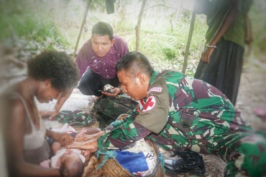 Satgas TNI Yonif 123 bantu ibu melahirkan di perbatasan RI-PNG