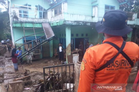 Basarnas terjunkan tim siaga bantu warga di lokasi banjir Garut