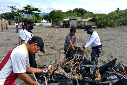TNI AL bersihkan sampah di Pantai Cipatuguran sambut HUT ke-76