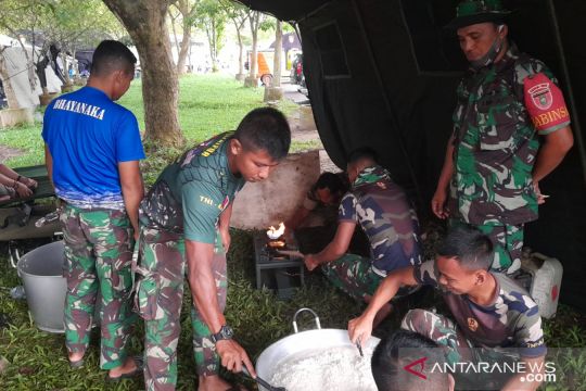 Dapur umum TNI salurkan makanan 2.208 korban banjir Hulu Sungai Tengah