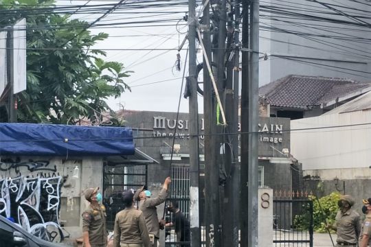 Atribut ormas diturunkan Satpol PP di Cilandak Jakarta Selatan