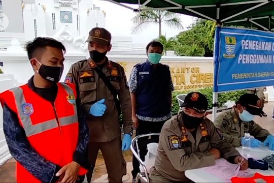 Petugas gabungan gelar razia masker di Kota Cirebon 