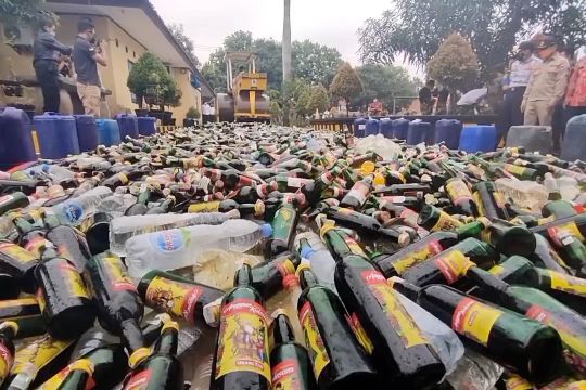Jelang Pilkades, Polresta Cirebon musnahkan ribuan botol miras