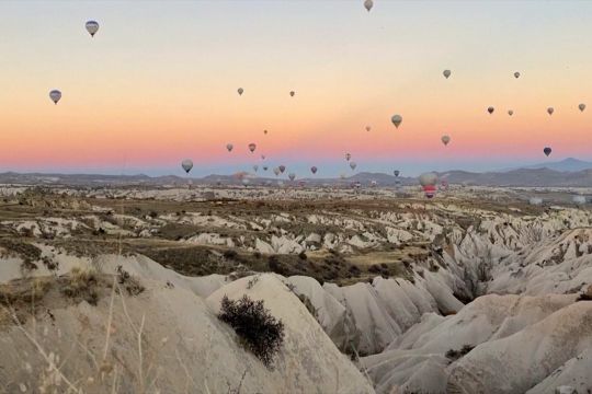 Balon warna-warni menghiasi langit Cappadocia