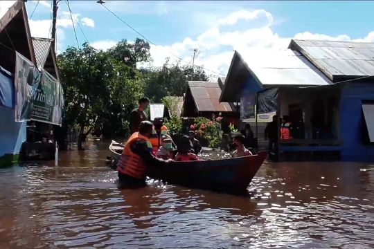 TNI–Polri Palangka Raya patroli rumah pengungsi banjir