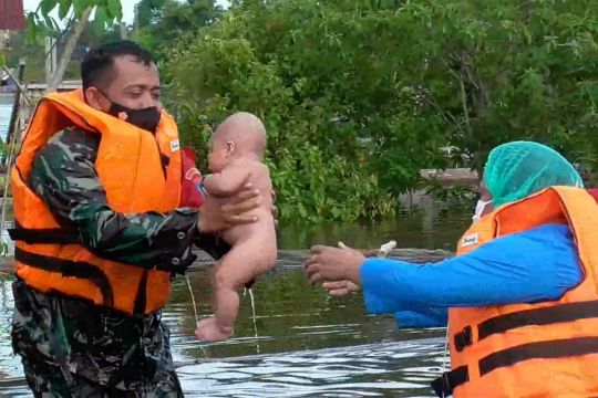 Layanan dapur umum dan evakuasi korban banjir dari TNI