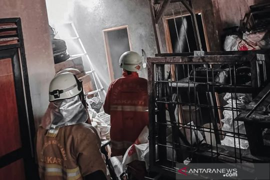 Bengkel las di Duren Sawit terbakar akibat percikan api