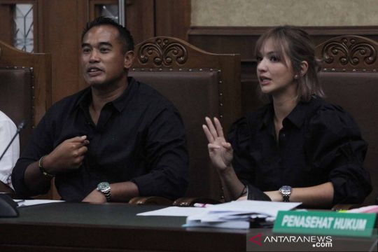 Ardie Bakrie dan Nia Ramadhani menjalani sidang dakwaan di PN Jakarta Pusat