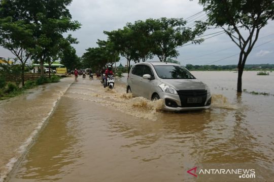 Dampak hujan deras, jalan nasional penghubung Sampang-Bangkalan banjir