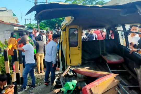 Kereta api tabrak angkot di Medan empat meninggal dan enam luka