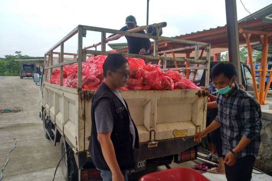 Pemkab Tangerang bagikan bantuan logistik bagi korban banjir rob