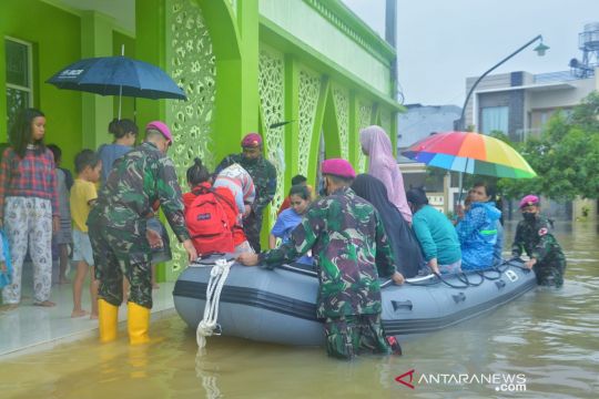 Marinir evakuasi korban banjir di Makassar