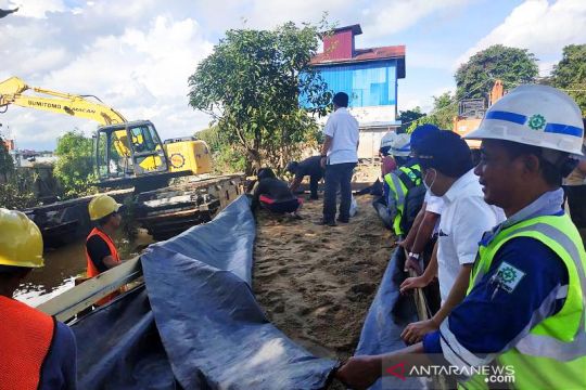 Pembangunan geobag menjelang kunjungan Jokowi ke Sintang