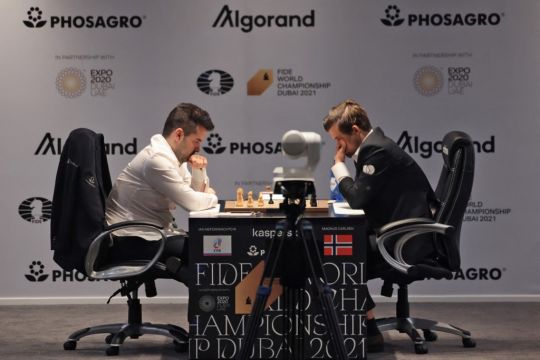 Magnus Carlsen di ambang pertahankan gelar juara dunia catur